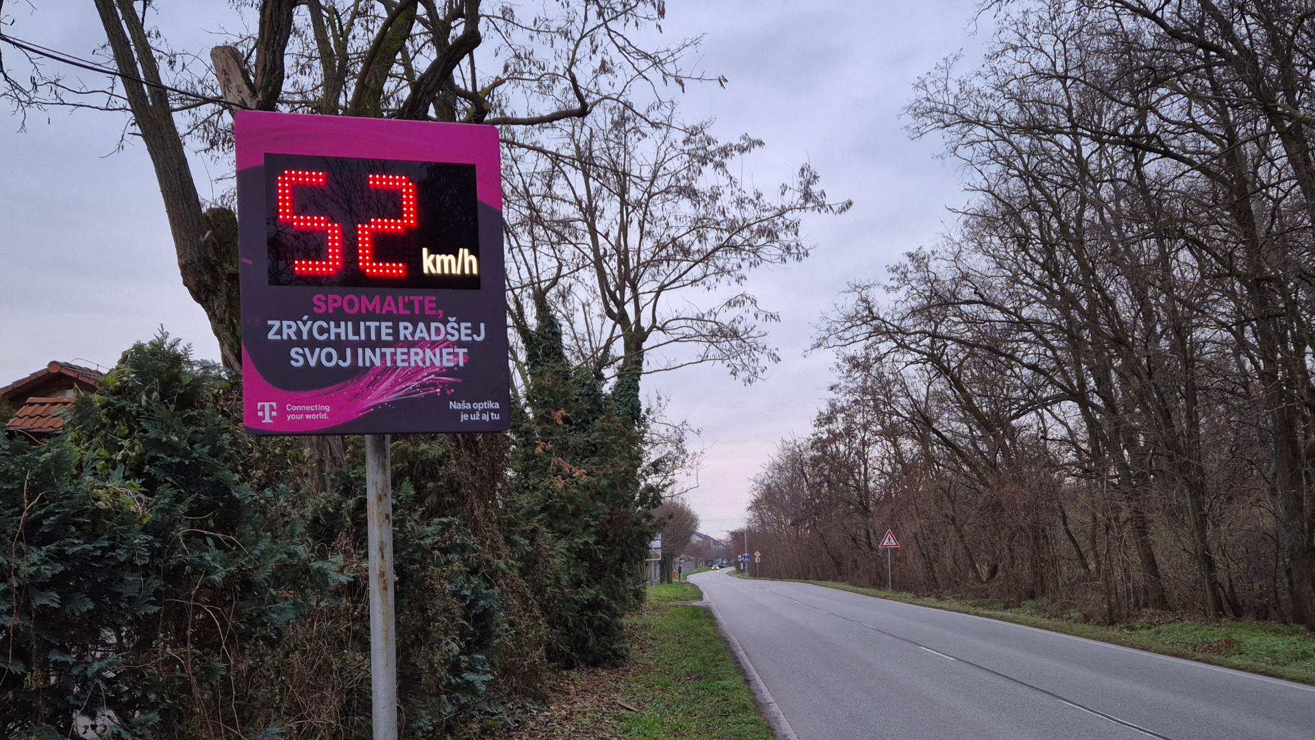 Brandovaná LED tabuľa s meraním rýchlosti pri cestnej komunikácii.