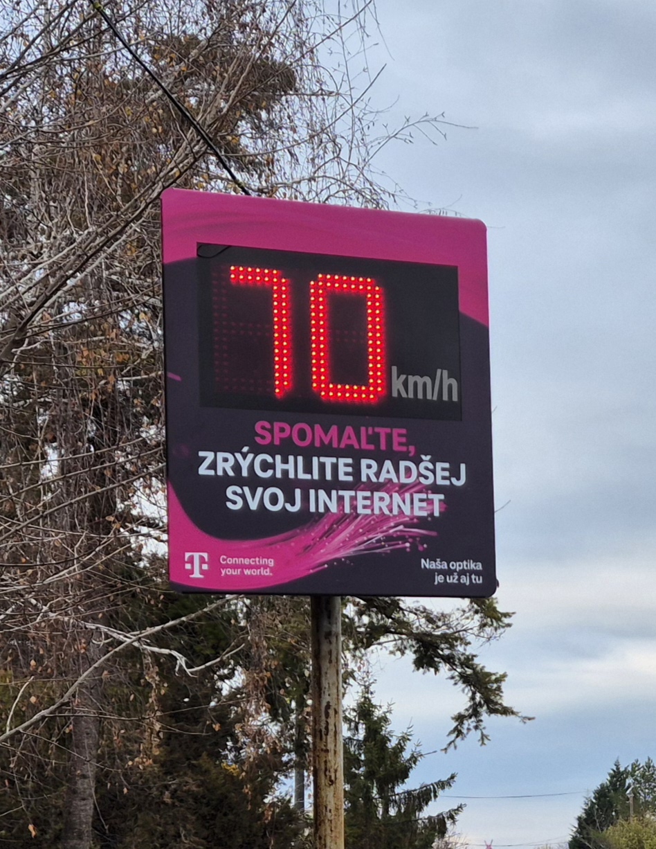 Detail brandovaného LED panelu s meraním rýchlosti.