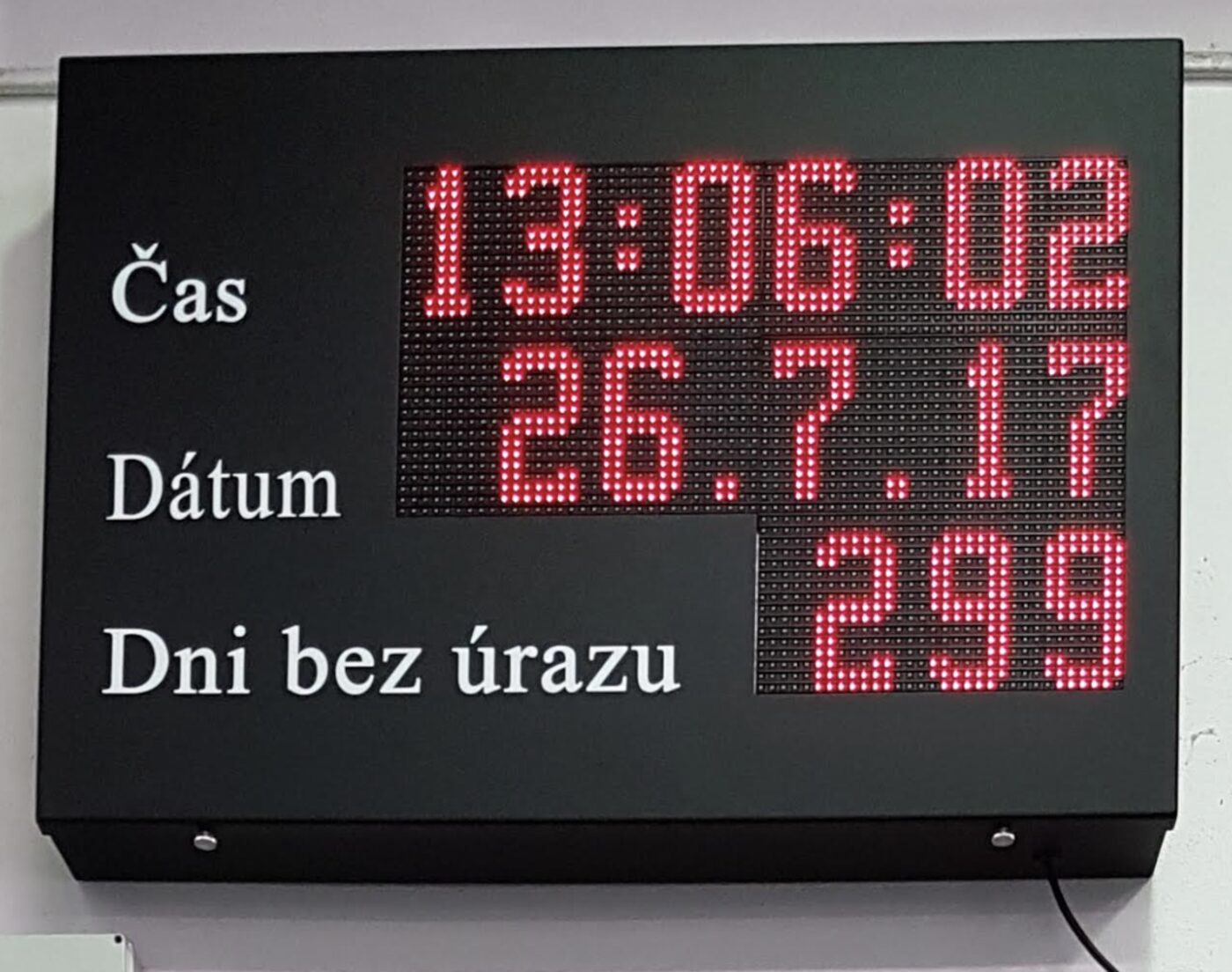 Vnútorný LED informačný panel BELLIMPEX zobrazujúci čas, dátum a počet dní bez pracovného úrazu.