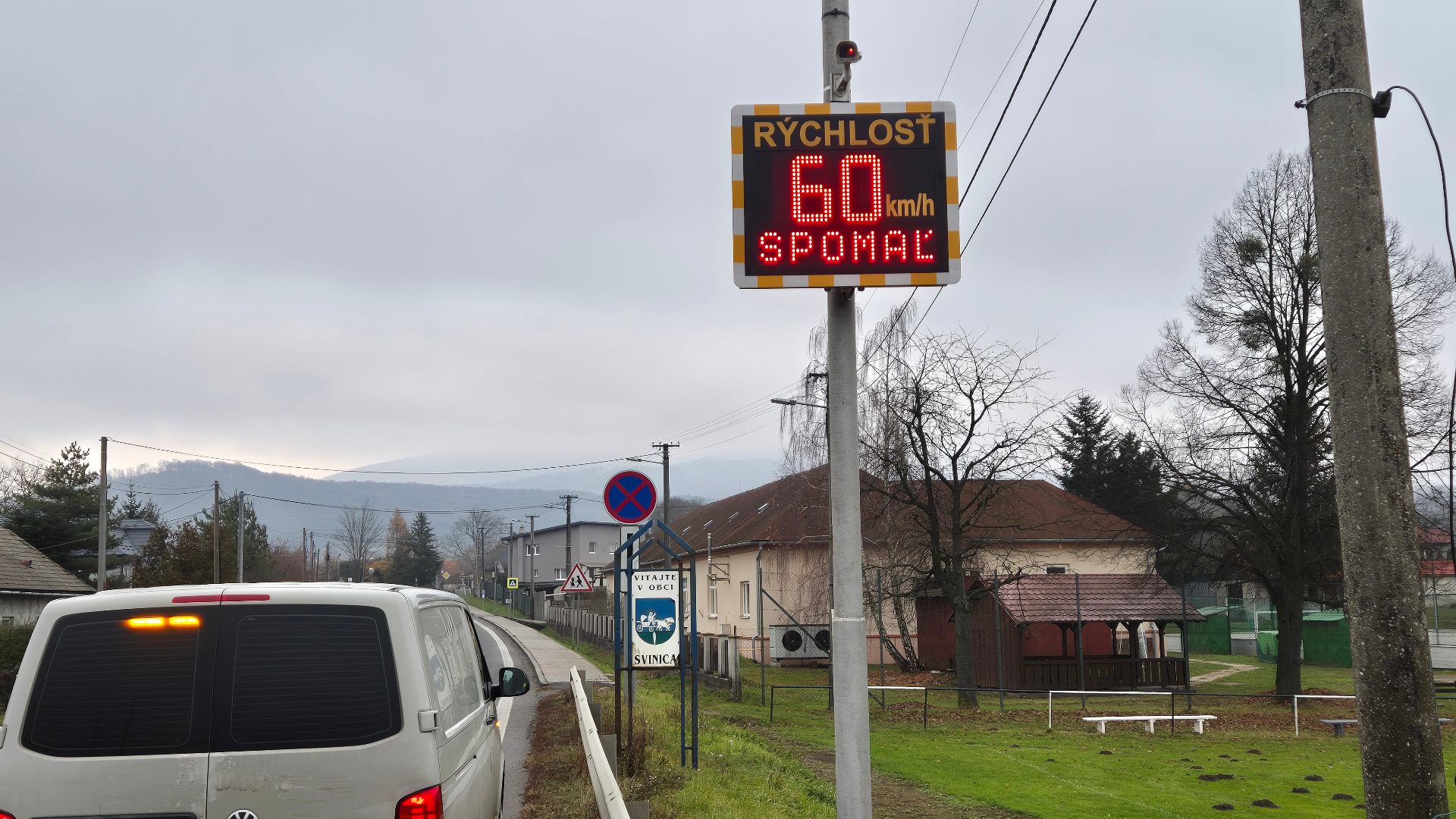 Merač rýchlosti BELLIMPEX v obci s LED nápisom SPOMAĽ.