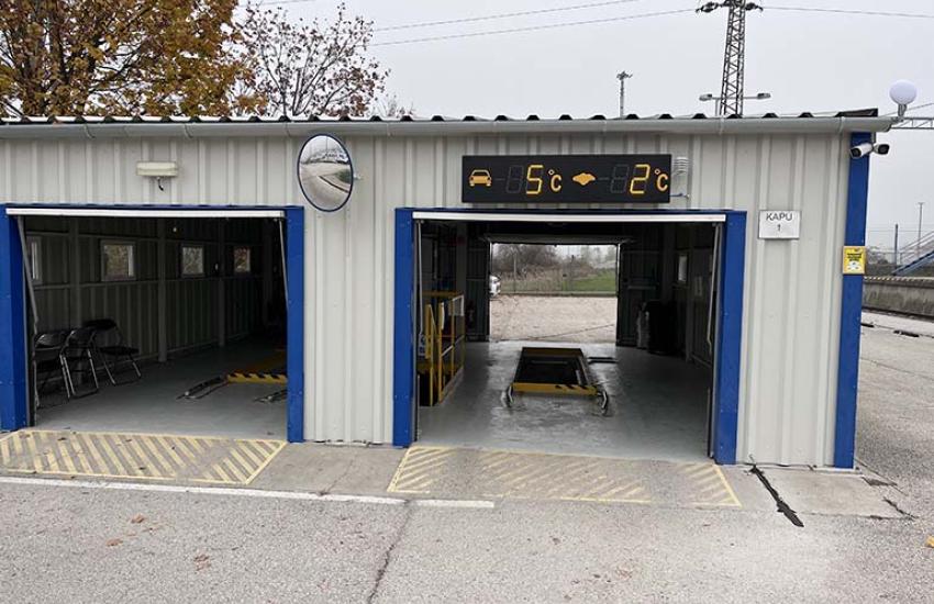Informačná meteo LED tabuľa BELLIMPEX pri vstupe do firemného areálu.