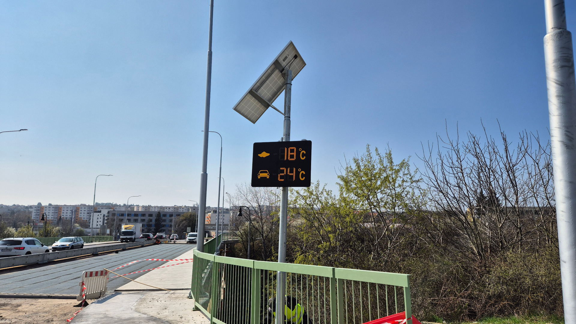 Cestná meteo tabuľa BELLIMPEX so solárnym panelom pri dopravnej komunikácii.
