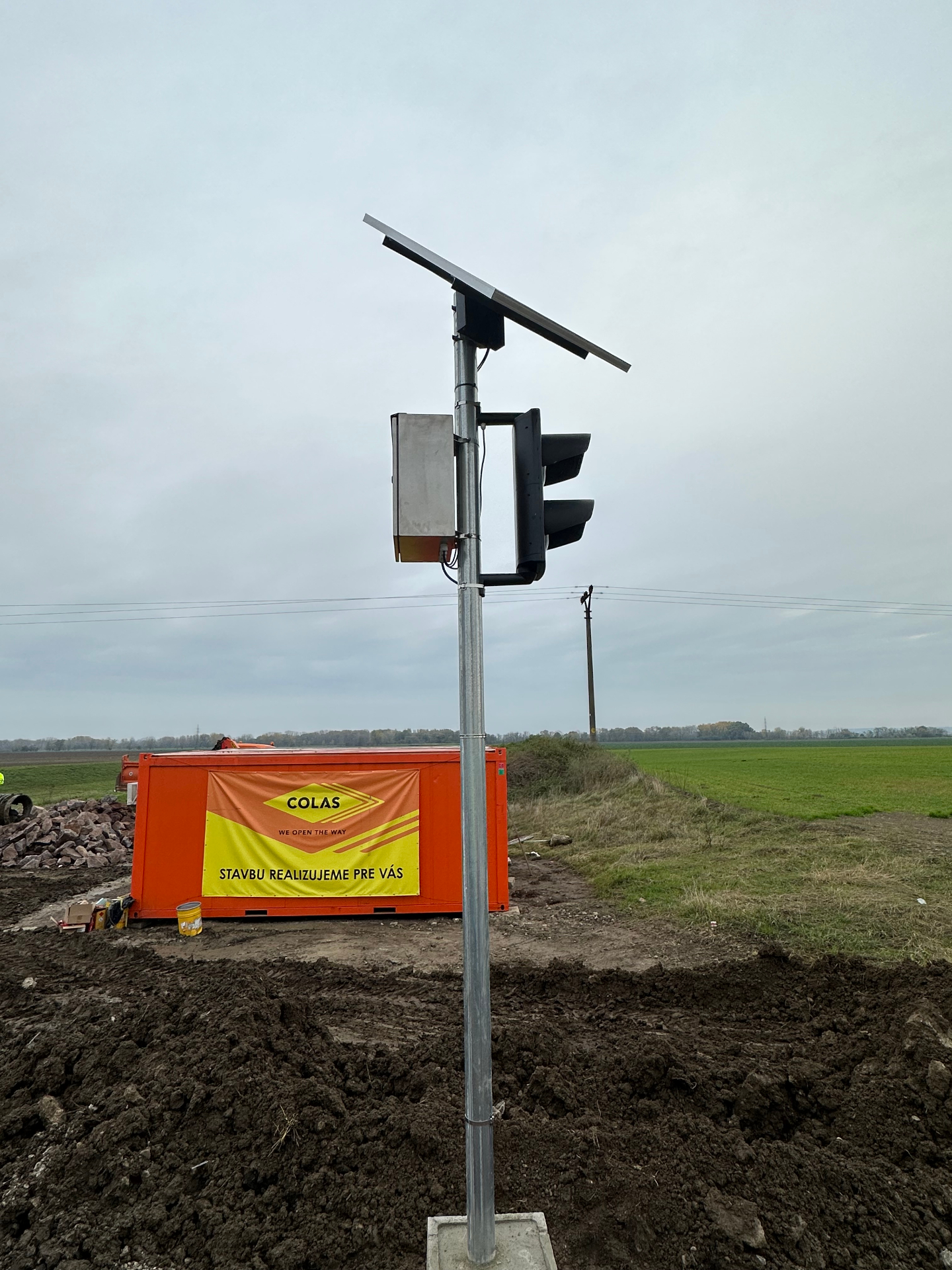 Detail solárneho semaforu BELLIMPEX z bočného pohľadu – LED svetlá, riadiaci box a fotovoltický panel.